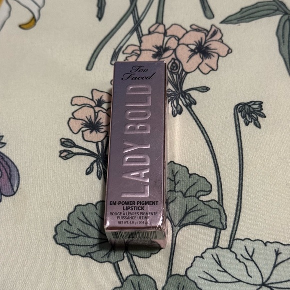 Too Faced Lady Bold Em-Power Pigment Velvety Cream Lipstick | Unafraid | New - Picture 4 of 8